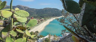 Accogliente Villa Immersa nel Verde con Incantevole Vista Mare
