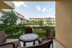 Outdoor dining - Modern 1-Bdr Smart Furnishings (Hurghada)