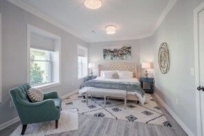 5 bedrooms, desk, iron/ironing board, travel crib - Glamorous, Upscale 5B Hyde Park Home w/Patio (Cincinnati)