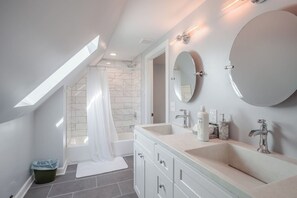 Hair dryer, towels, soap, shampoo - Glamorous, Upscale 5B Hyde Park Home w/Patio (Cincinnati)
