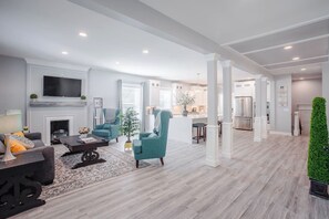 Smart TV, chimenea y futbolito