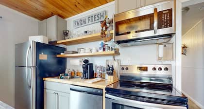 Cozy Beech Mountain retreat: Fireplace, hot tub, pool, tennis, stunning views