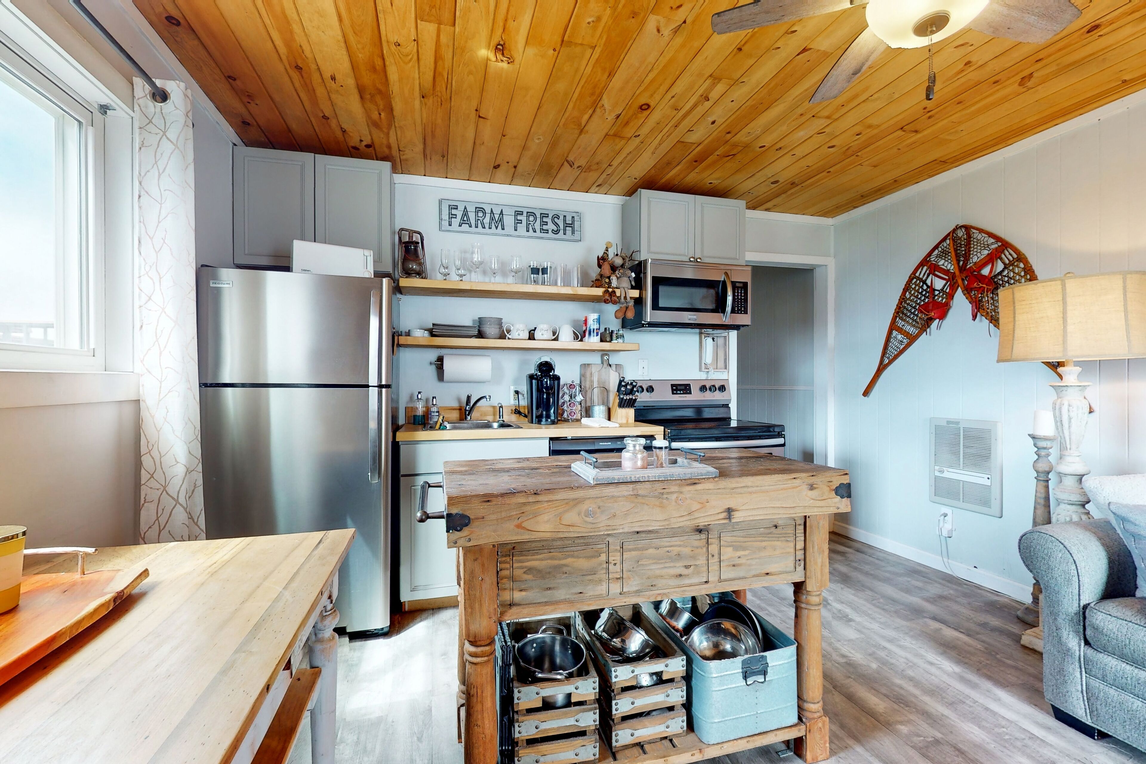 Kjøleskap, mikrobølgeovn, ovn og kokeplater