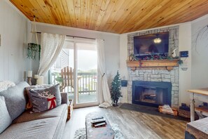 Fernseher, Kamin, Tischtennisplatte