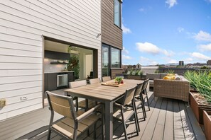Maison en rangée, 1 très grand lit, patio, vue sur la ville (401 Linden Street (unit 3-231)) | Restauration en plein air