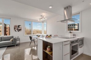 タウンホーム キングベッド 1 台 パティオ シティビュー (401 Linden Street (unit 3-231)) | 専用キッチン | 冷蔵庫、電子レンジ、オーブン、コンロ