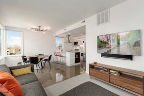 タウンホーム キングベッド 1 台 パティオ シティビュー (401 Linden Street (unit 3-231)) | リビング エリア | 65 インチの薄型テレビ (デジタル放送視聴可)、テレビ