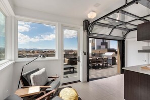 Televisión de pantalla plana de 65 pulgadas con canales digitales 