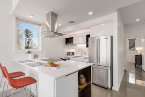 Townhome, 1 King Bed, Patio, City View (401 Linden Street (unit 3-231)) | Private kitchen
