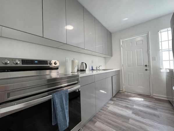 Apartamento standard | Cozinha privada | Geladeira grande, fogão, chaleira elétrica, torradeira