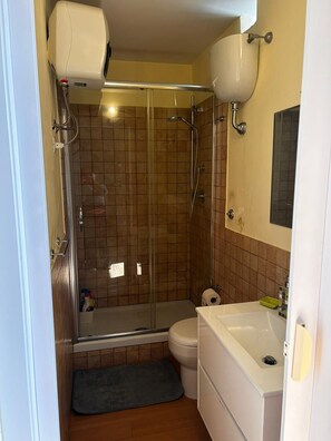 Hiustenkuivaaja, pyyhkeet, saippua, sampoo