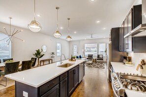 ثلاجة، ميكروويف، فرن، موقد طهي مسطح