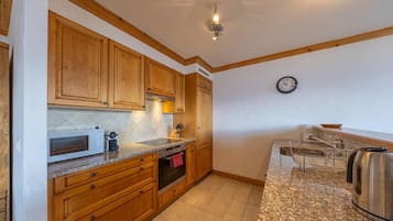 Fridge, oven, dishwasher, coffee/tea maker