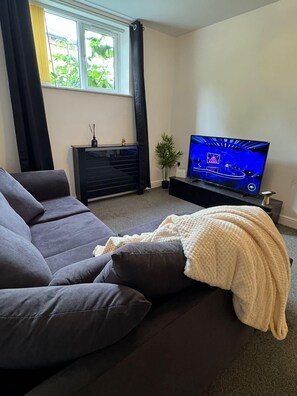 Apartment | Living area | Flat-screen TV - 3bed Contractor Stay in Nottingham City Centre (Nottingham)