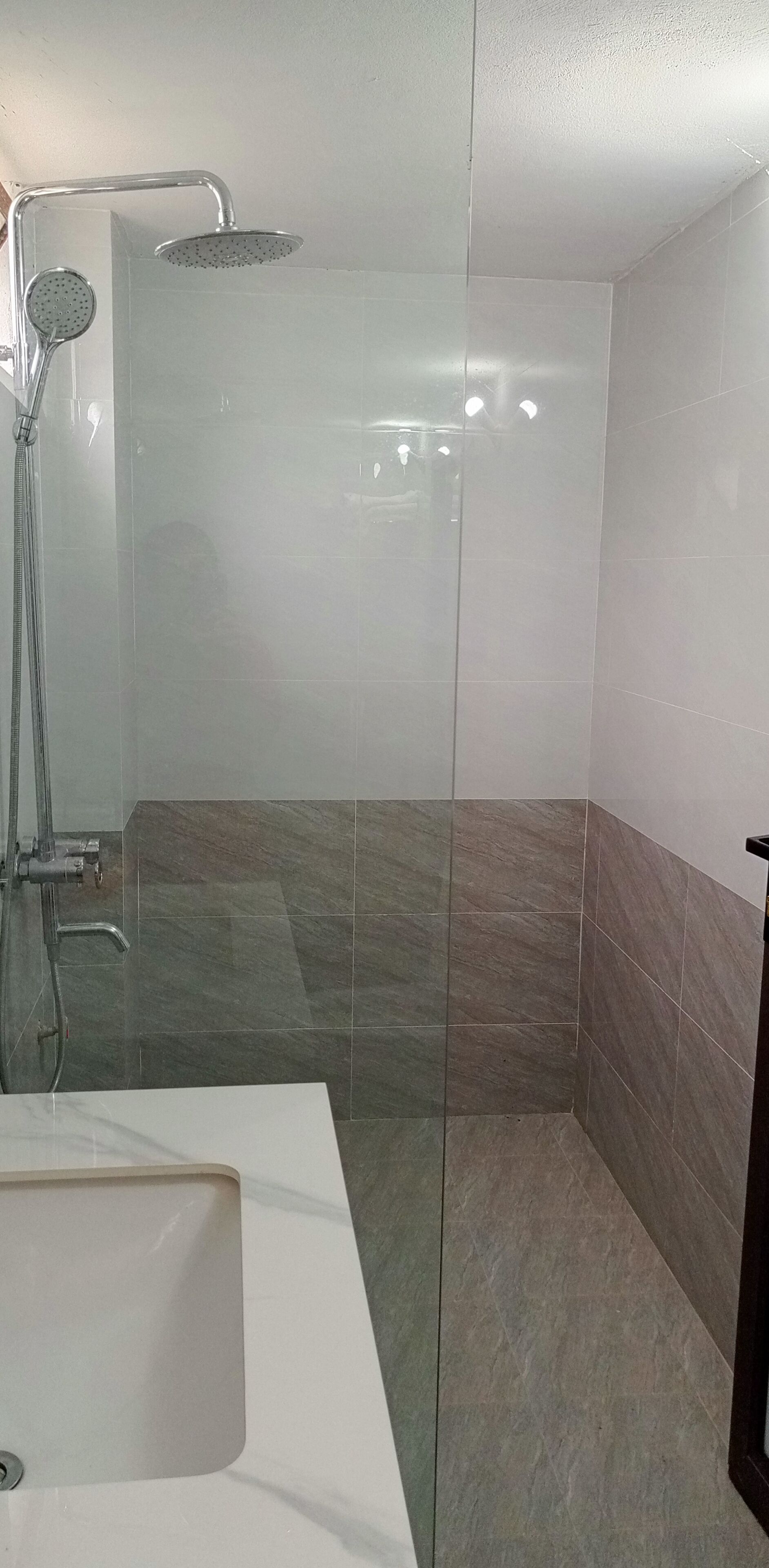 Quarto família | Banheiro | Chuveiro, chuveiro com efeito de chuva, produtos de toalete de grife 