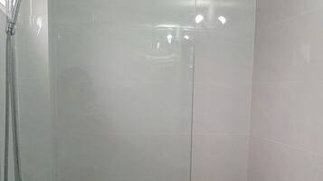 Quarto família | Banheiro | Chuveiro, chuveiro com efeito de chuva, produtos de toalete de grife