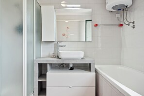 Shower, hair dryer, bidet, towels - NAT APARTMENTS Koper - Green All Around - Daisy and Tulip Apartments (Koper)