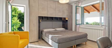 3 chambres, bureau, fer et planche Ă repasser, lit parapluie