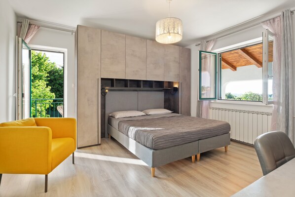 3 chambres, bureau, fer et planche à repasser, lit parapluie