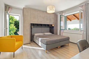 3 chambres, bureau, fer et planche Ă repasser, lit parapluie