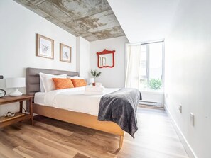 2 soverom, strykejern/-brett, reiseseng for barn og wi-fi