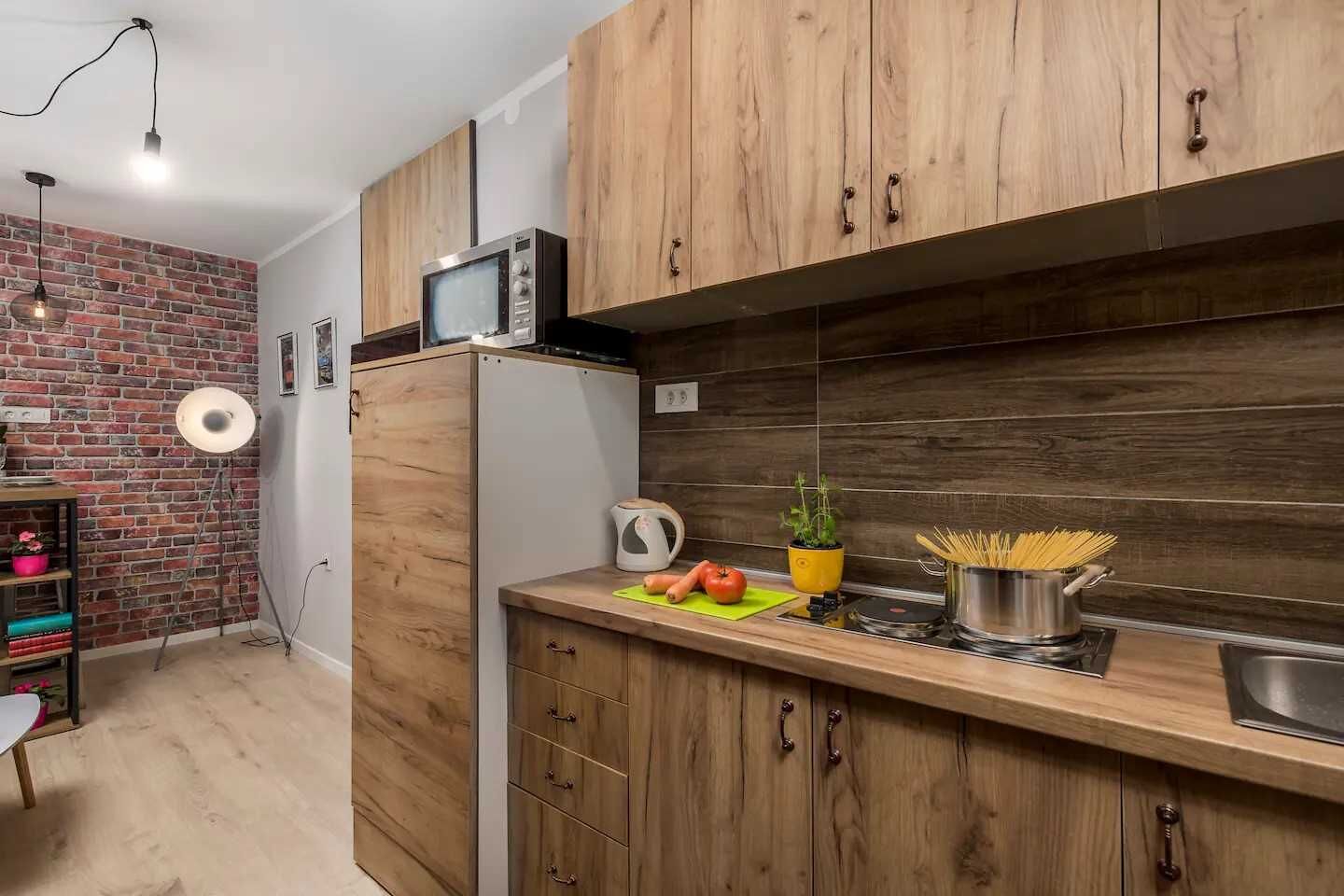 Fridge, microwave, oven, coffee/tea maker