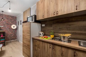 Kühlschrank, Mikrowelle, Ofen, Wasserkocher mit Kaffee-/Teezubehör