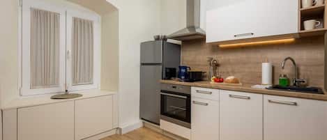 Kühlschrank, Mikrowelle, Ofen, Geschirrspüler