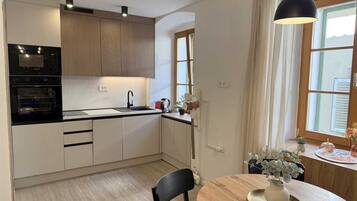 Geladeira, micro-ondas, fogão, cafeteira/chaleira