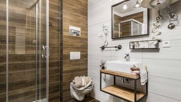 Secador de cabelo, toalhas de banho