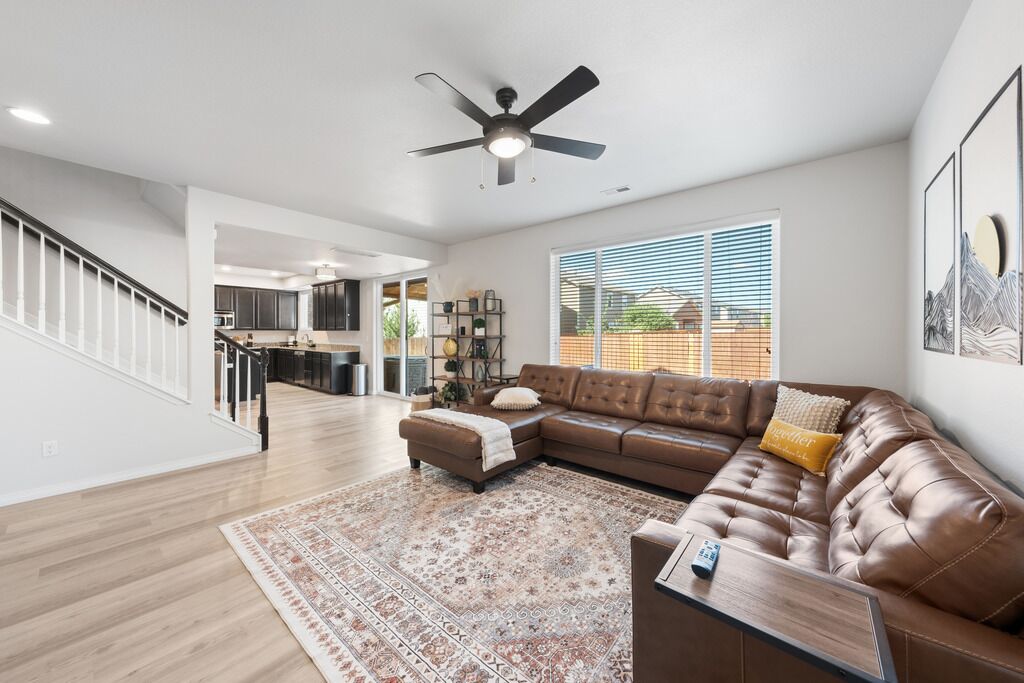 Televisión, chimenea, tenis de mesa y estéreo 