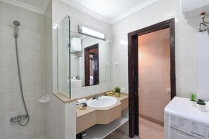 Dusche, Haartrockner, Handtücher
