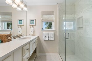 Maison, Plusieurs lits (Bikini Bottom) | Salle de bain | Shampooing, papier de toilette