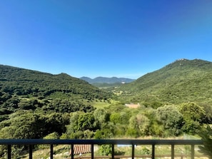 Paisagem montanhosa sob um céu claro.