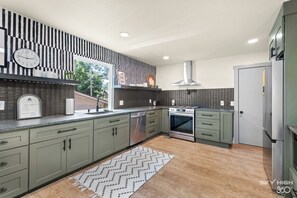 Kylskåp, mikrovågsugn, ugn och spishäll