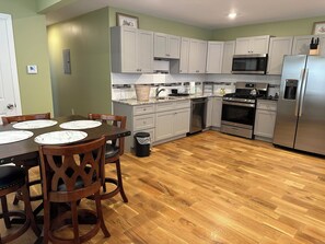 Private kitchen - Classy & Peaceful Home for Family & Friends - 20 mins from EWR, MetLife Stadium (Newark)