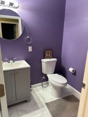 Haartrockner, Handtücher, Seife, Toilettenpapier