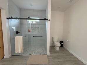 Dusche, Haartrockner, Handtücher, Shampoo