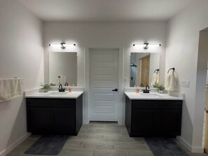 Shower, hair dryer, towels, shampoo - Family-Friendly Retreat in Canyon Lake (Canyon Lake)