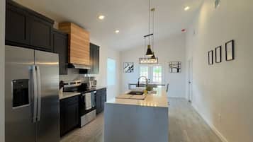 Een koelkast, een magnetron, een oven, een koffiezetapparaat/waterkoker