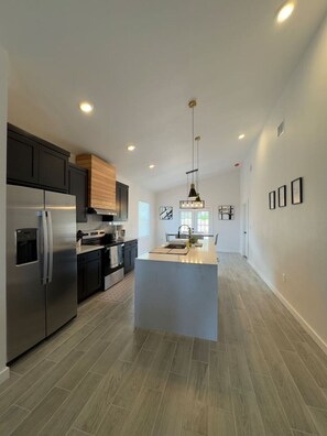 Een koelkast, een microgolfoven, een oven