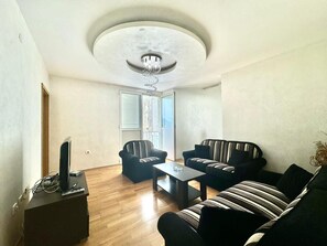 Apartamento conforto, sacada, vista para a montanha | Área de estar | TV LCD 32 polegadas com canais a cabo