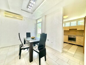 Comfort Apartment, Balcony, Mountain View | Dining room