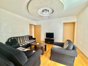 Apartamento conforto, sacada, vista para a montanha | Área de estar | TV LCD 32 polegadas com canais a cabo