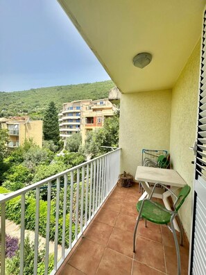 Apartamento conforto, sacada, vista para a montanha | Terraço/pátio