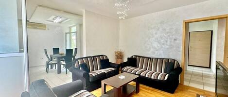 Comfort-Apartment, Balkon, Bergblick | Wohnbereich | 32-Zoll-LCD-Fernseher mit Kabelempfang