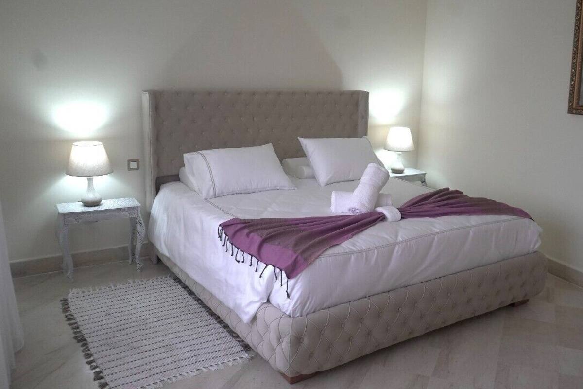 ห้องดีลักซ์สวีท, เตียงคิงไซส์ 1 เตียง, วิวสวน | เครื่องนอนระดับพรีเมียม, ผ้านวมขนเป็ด, เตียง Select Comfort, โต๊ะทำงาน