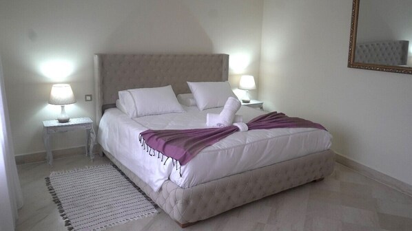 Premium bedding, down duvets, Select Comfort beds - Villa Tunisienne (Tunis)