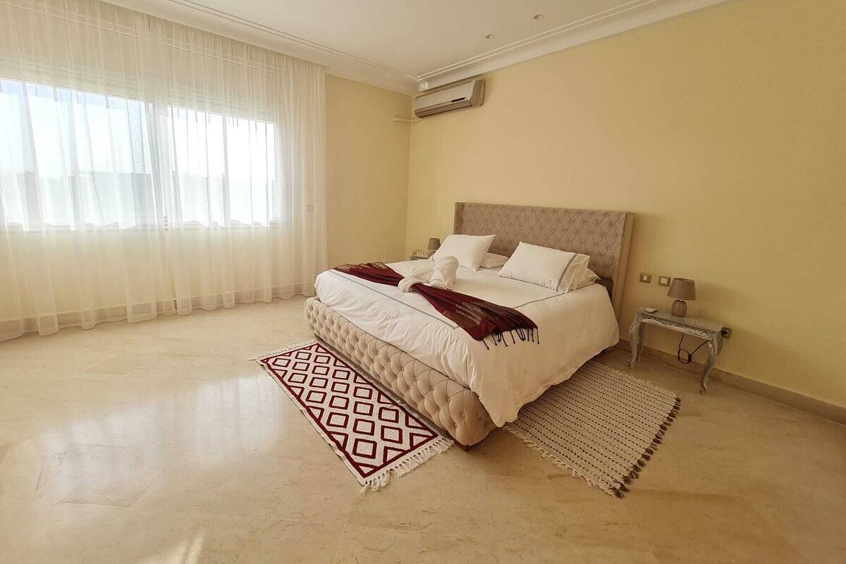 เครื่องนอนระดับพรีเมียม, ผ้านวมขนเป็ด, เตียง Select Comfort, โต๊ะทำงาน