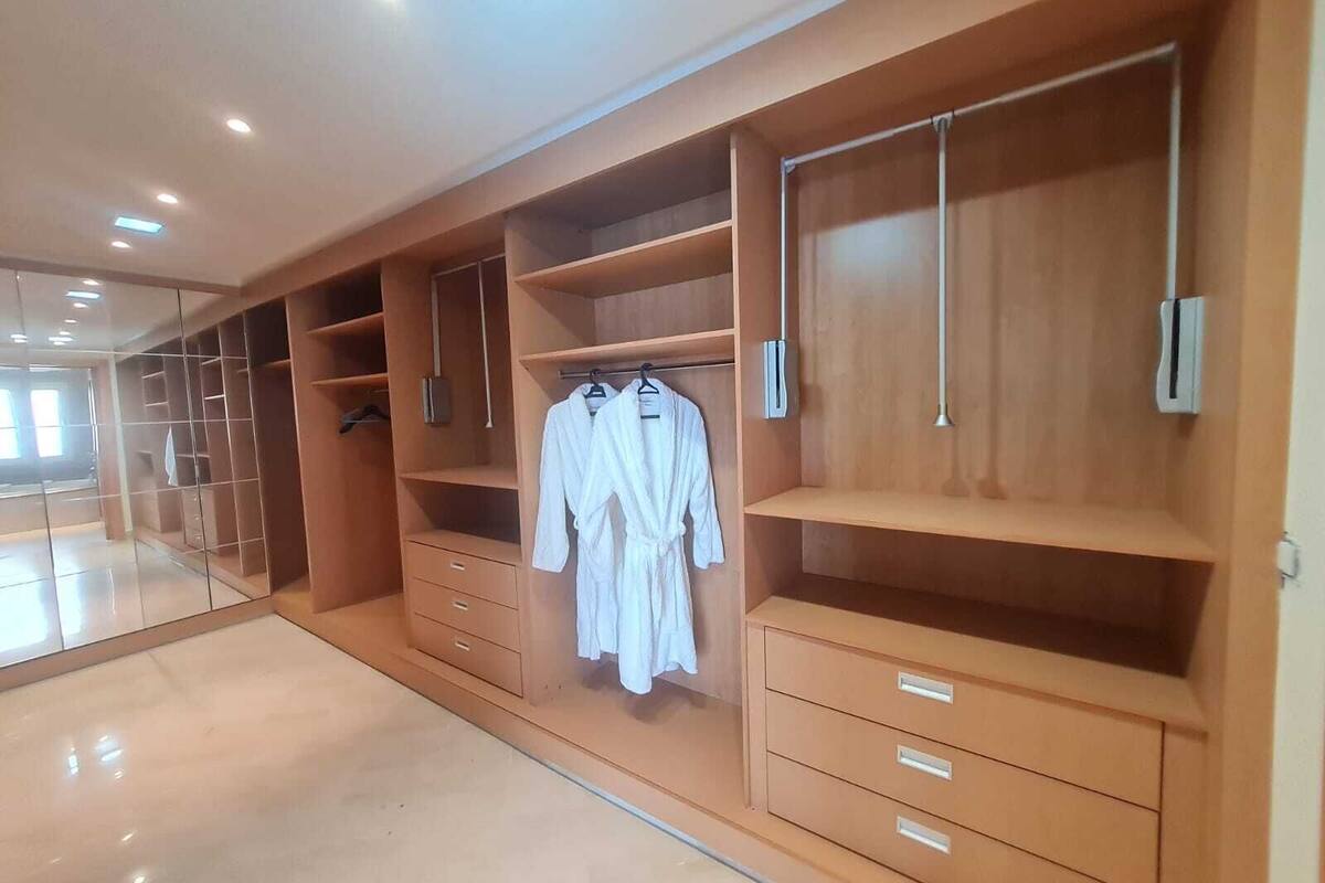 ห้องแกรนด์สวีท, วิวทะเลสาบ | เครื่องนอนระดับพรีเมียม, ผ้านวมขนเป็ด, เตียง Select Comfort, โต๊ะทำงาน